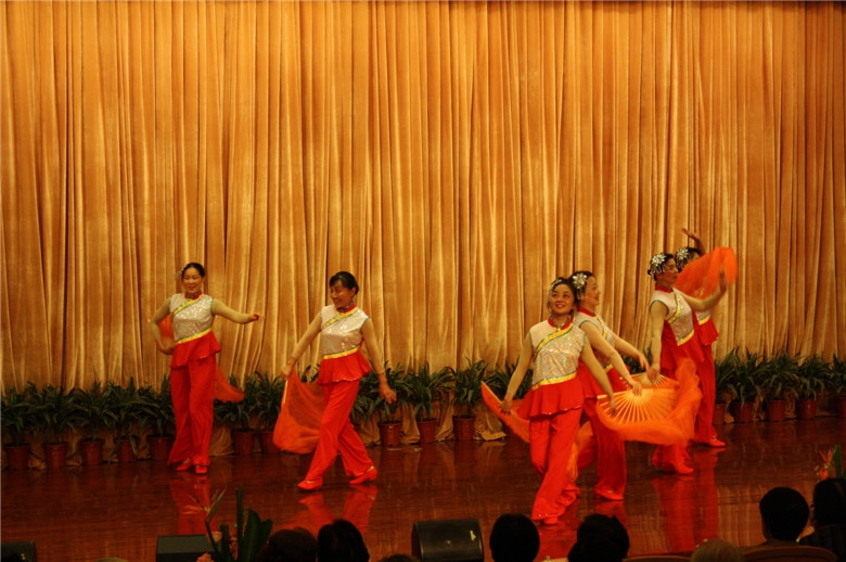 舞蹈班学员在高校老年大学揭牌十周年庆祝大会上表演节目