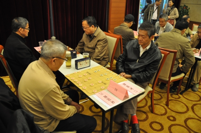 05象棋比赛个人冠军获得者、我校退休老同志王新福在比赛中专注角逐